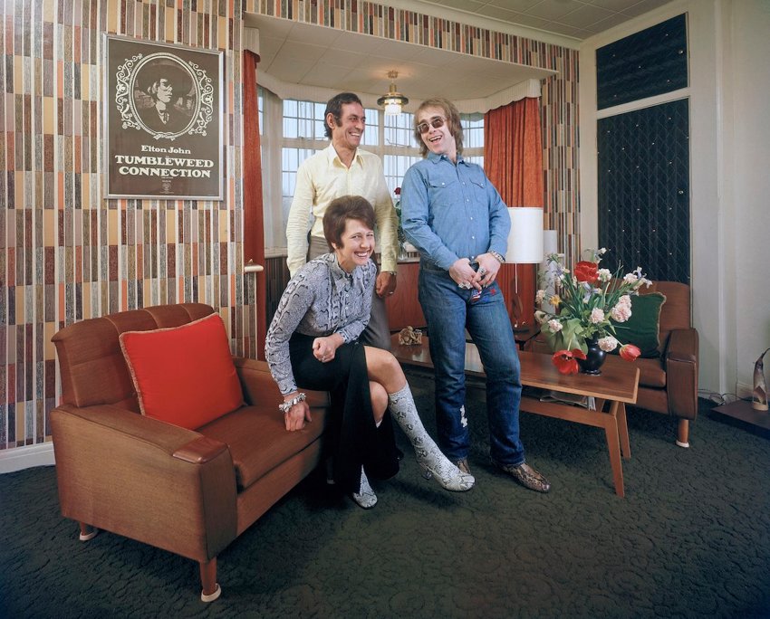 Элтон Джон, его мать Шейла и отчим Фред Фейрбразер в своей квартире в Лондоне
