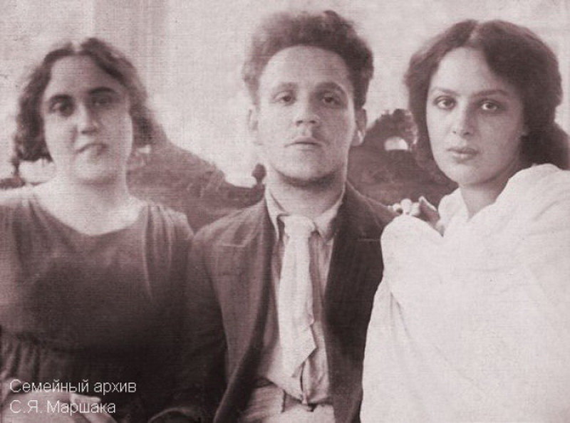 Самуил Маршак с сестрой, Сусанной Яковлевной (слева), и женой, Софией Михайловной (справа) 