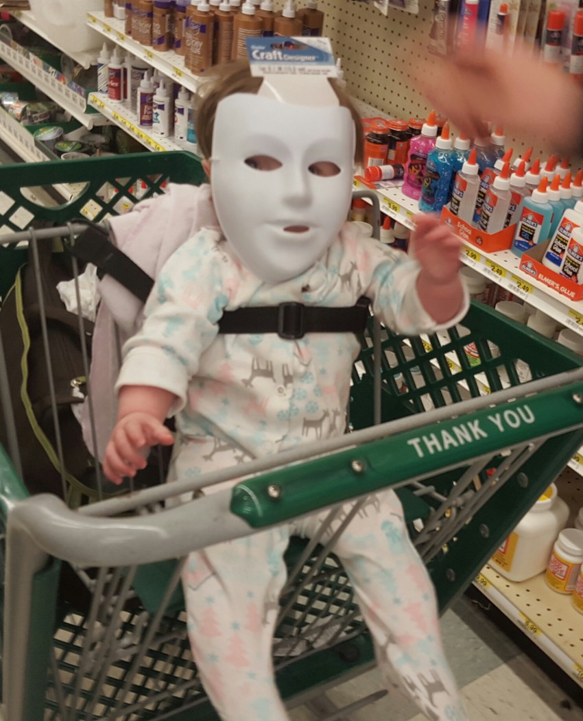 Малышка в маске