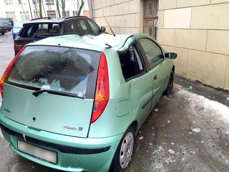 В Минске упавшие с крыши глыбы льда разбили BMW X5 и Fiat Punto