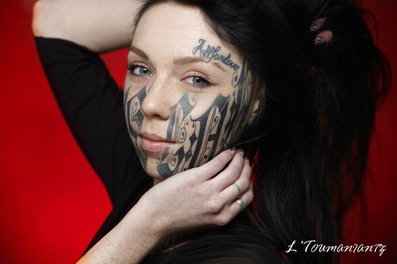 Девушка с татуировкой на лице из Саранска