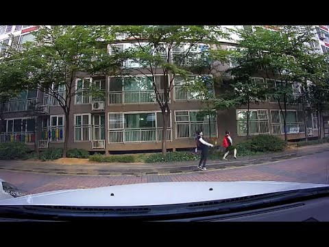 Корейские детишки возвращаются из школы 