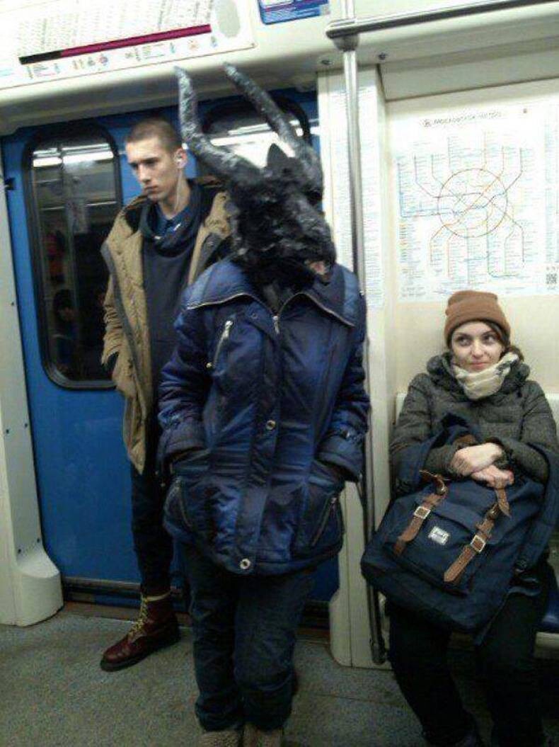 Странные люди в метро зимой