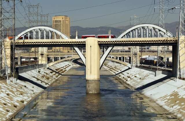 В Лос-Анджелесе демонтируют знаменитый мост .  