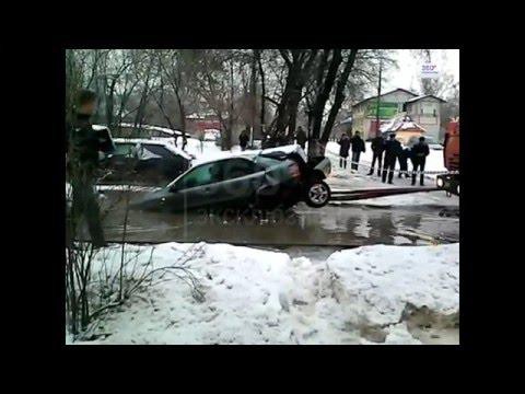  Как коммунальщики в России разломали автомобиль  