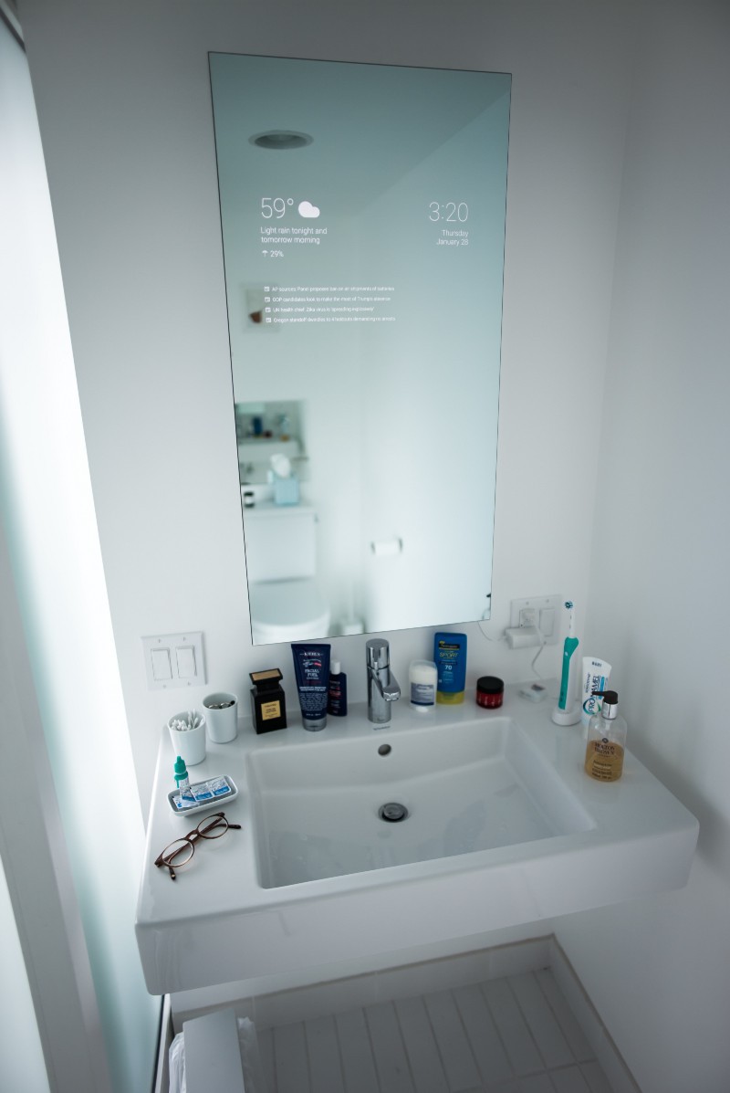 Инженер Google создал «умное» зеркало в собственной ванной