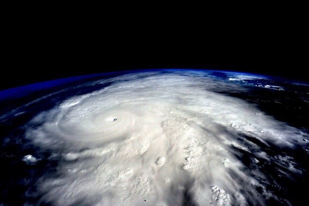 8. И раз уж речь зашла о космосе... Вы только посмотрите на этот ГИГАНТСКИЙ ураган, который сфотографировал астронавт Скотт Келли из космоса: