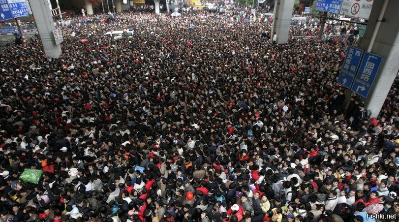 На вокзале в Китае из-за задержки поездов собралось 100 000 человек