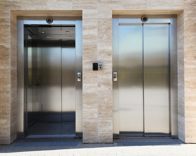 6. Представьте, как было бы страшно пользоваться лифтом без дверей! Тот, кто придумал автоматические двери лифта, - молодец, какого бы цвета ни была его кожа.