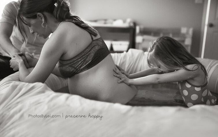 Женщины во время родов и их первые радостные моменты со своими детьми