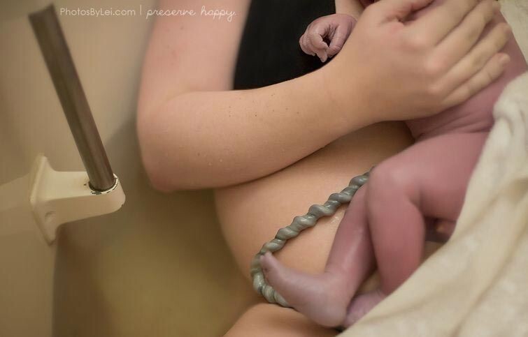 Женщины во время родов и их первые радостные моменты со своими детьми