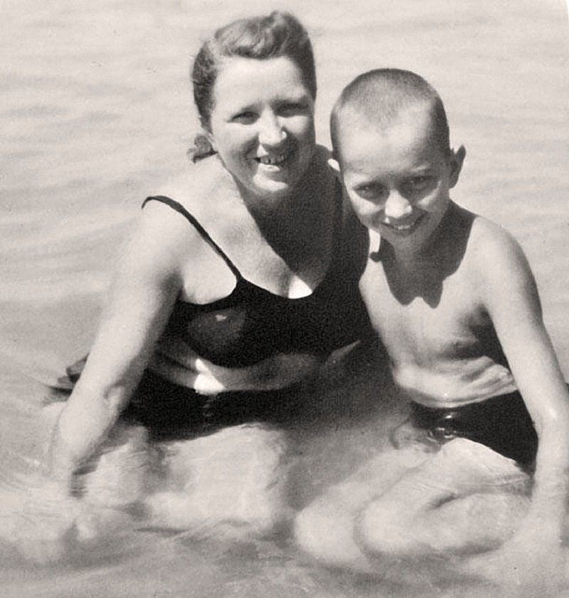 Саша Масляков с мамой Зинаидой Алексеевной (конец 1940-х гг.)