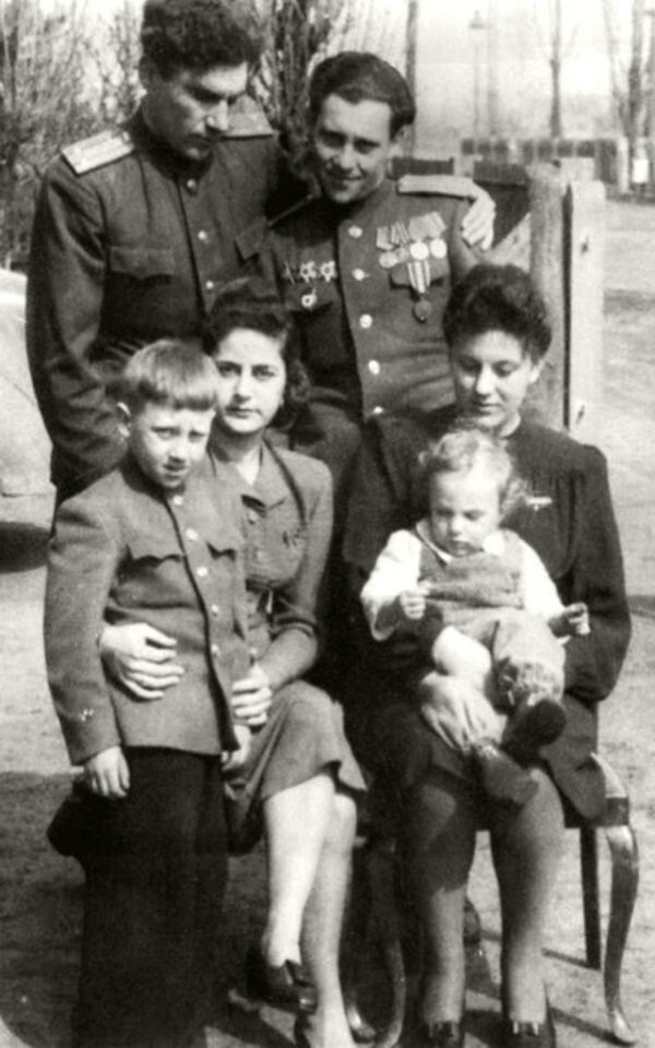 Володя Высоцкий с семьей в г.Ратенов, Германия (1947 г.)
