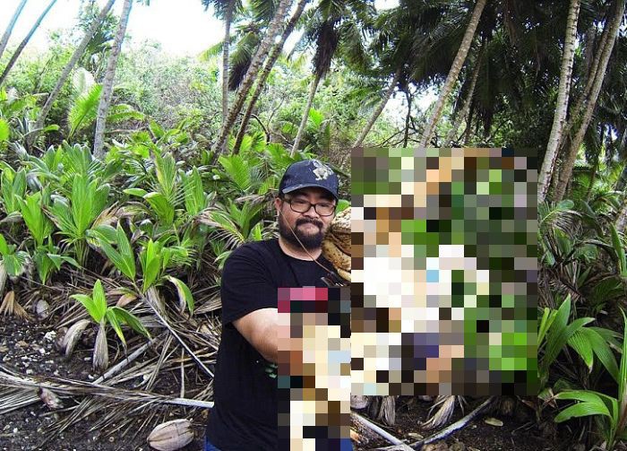 Турист не побоялся взять в руки огромного кокосового рака ради эффектного снимка
