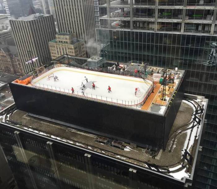Хоккейный каток на крыше небоскреба