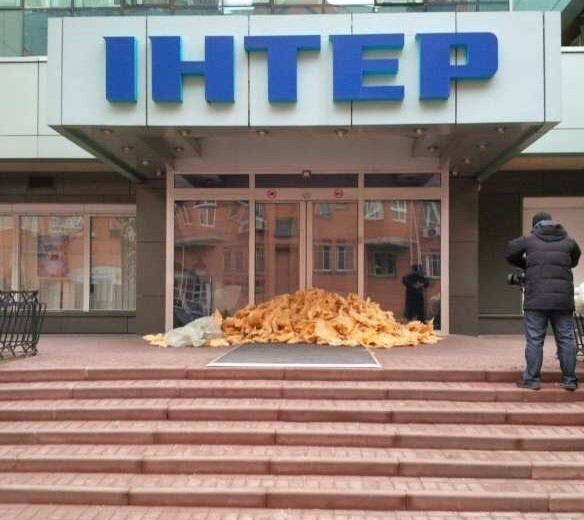 В Киеве забросали ватой входы в офисы нескольких телеканалов 