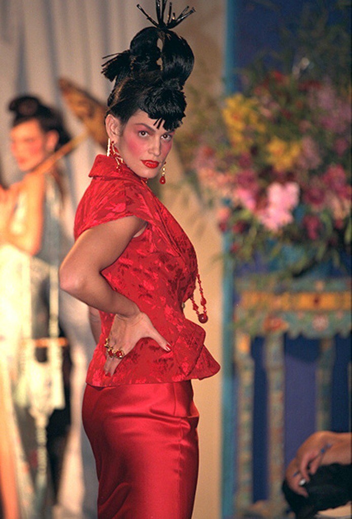 Кроуфорд в красном платье из коллекции Dior, 1997 год