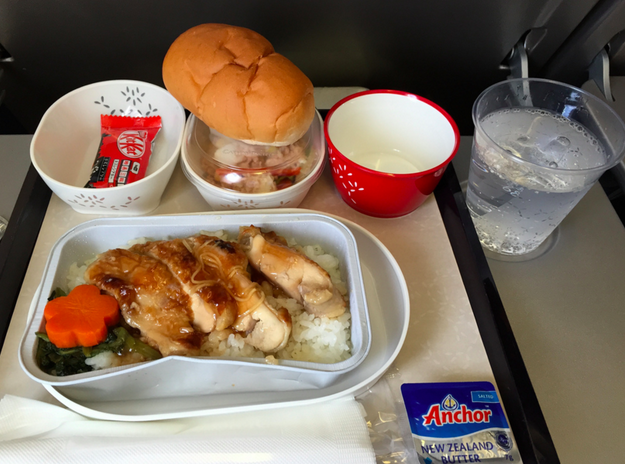 13. Cathay Pacific Airlines: Обед в эконом-классе