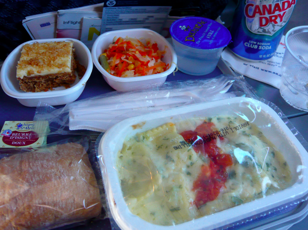 6. American Airlines: Обед в эконом-классе