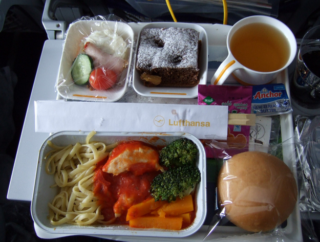 11. Lufthansa: Обед в эконом-классе