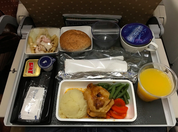 1. Singapore Airlines: Обед в эконом-классе