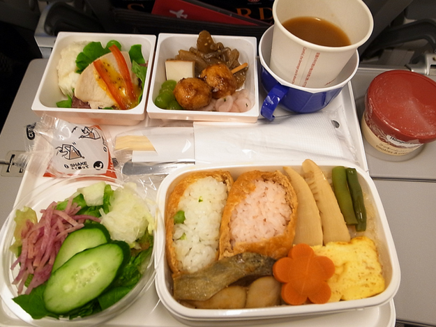 19. Japan Airlines: Обед в эконом-классе
