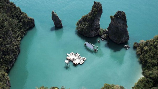 Плавающий кинотеатр в Тайланде