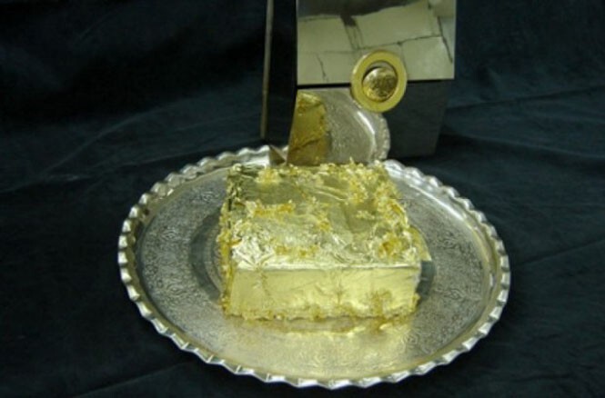 Самый дорогой торт в мире —  султанский золотой торт в Турции. Его готовят целых 72 часа по предварительному заказу. Перед этим  десерт из инжира, абрикосов, айвы и груши маринуют в ямайском роме 2 года, затем добавляют редкую ваниль и покрывают торт
