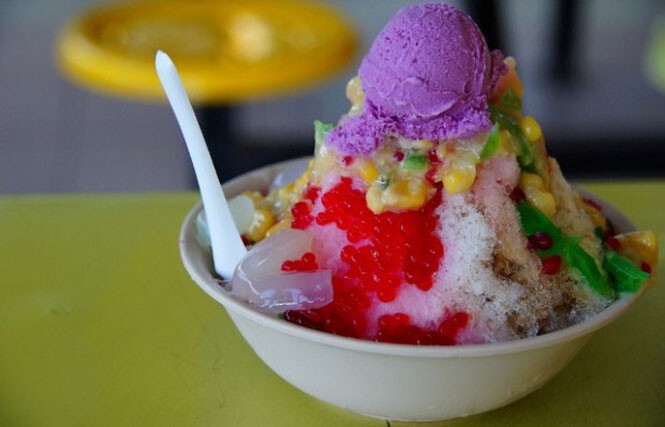 В Сингапуре популярностью пользуется десерт из фасоли, кукурузы, желе, сгущенки и ледяной стружки.