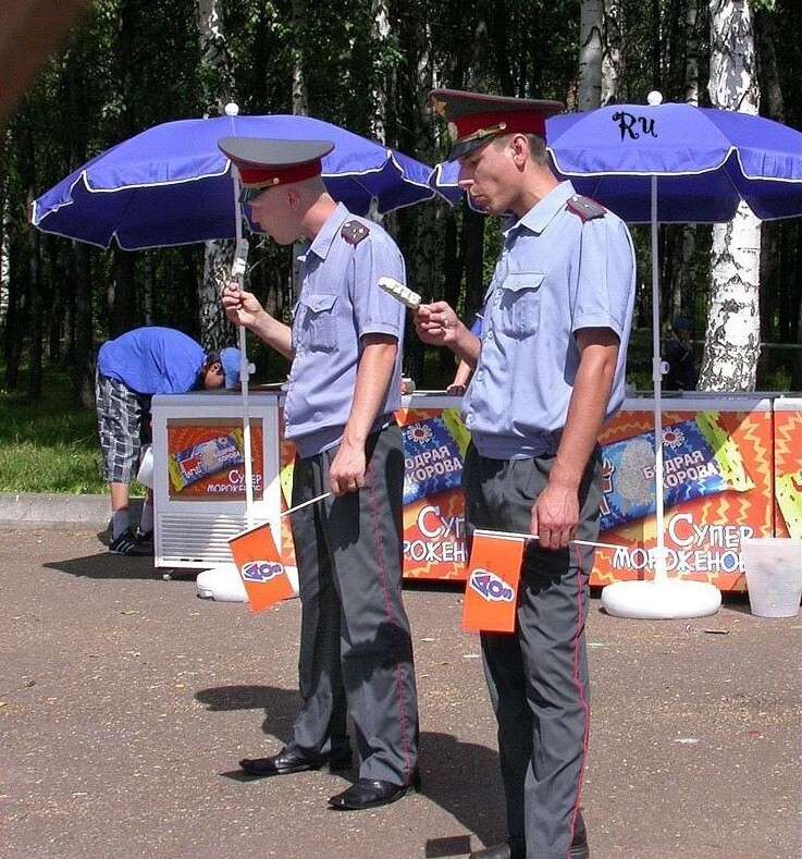 Флажки, мороженое, щас еще на паровозике пойдем прокатимся)