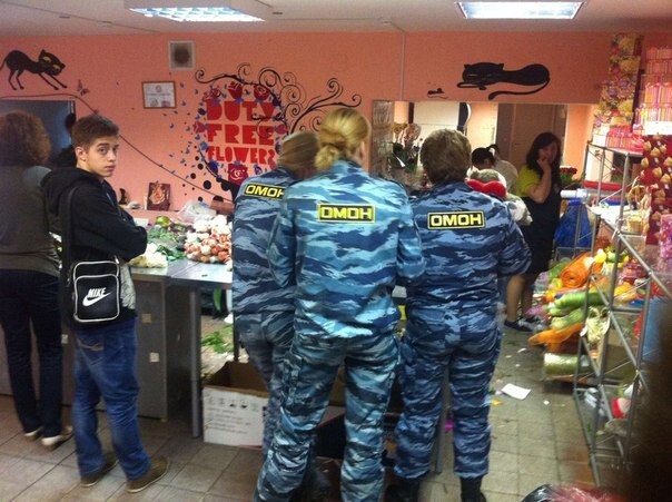 Женщины из ОМОН, которым не подарили цветы на 8 Марта, решили взять магазин штурмом