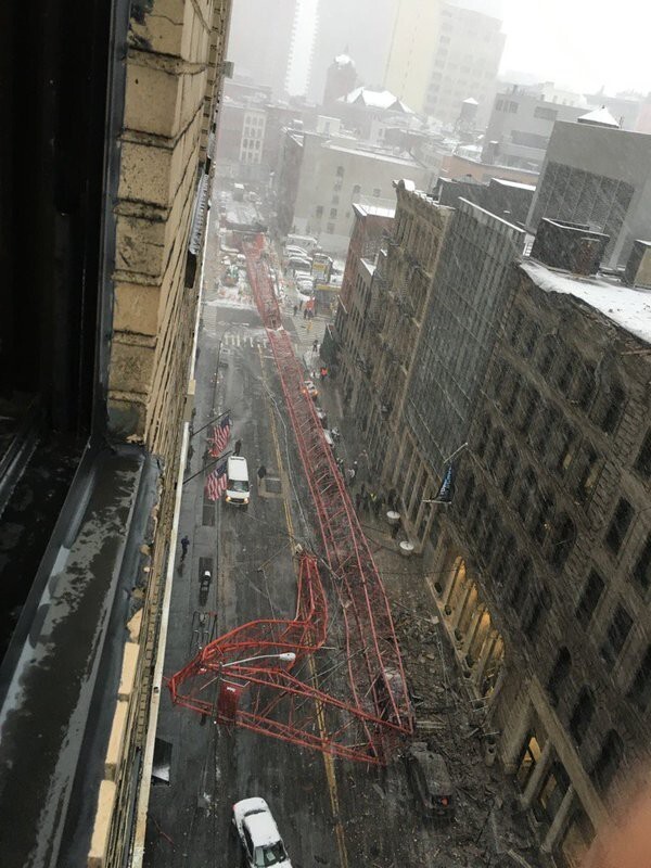 В Нью-Йорке упал огромный башенный кран