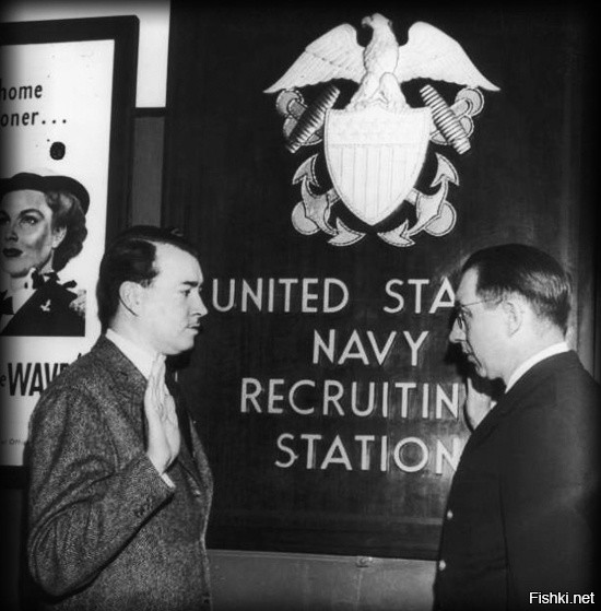 Племянник Гитлера принимает присягу при поступлении на службу в ВМФ США, 1944...