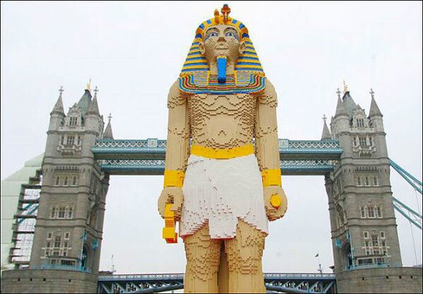 12. Статуя Фараона высотой 4,9 метров.
