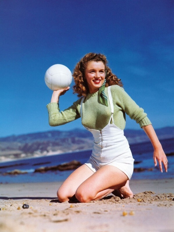 35. Модель Норма Джин Мортенсон. Фото Andre de Dienes, 1945 год.