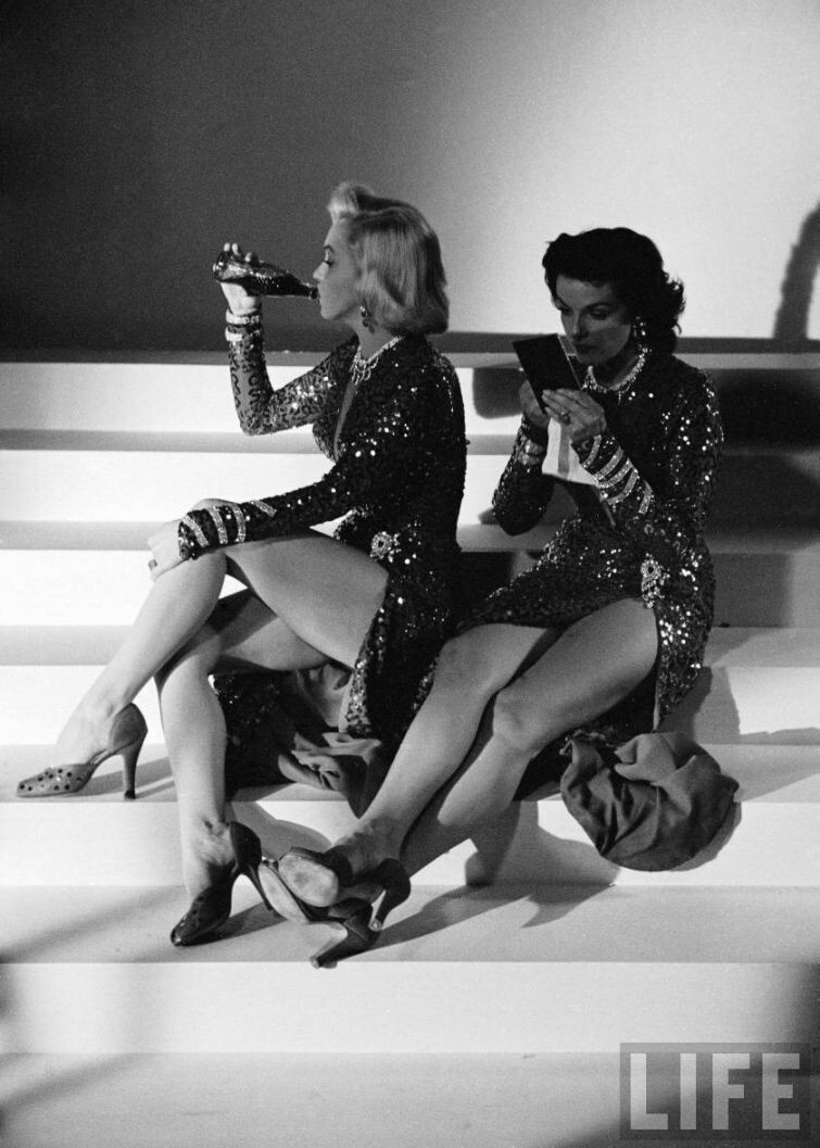 Мэрилин Монро и Джейн Расселл во время перерыва на съемках фильма "Джентльмены предпочитают блондинок"