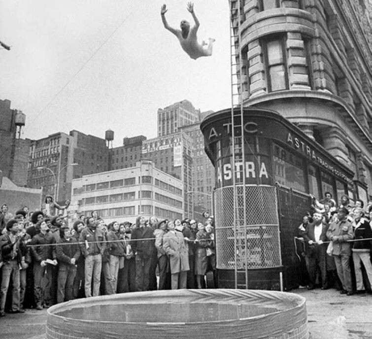 Генри Ламотт отмечает своё 70-летие прыжком с пятнадцати метров в бочку с водой