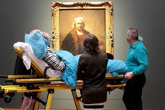 Мечта 77-летней женщины:  посетить выставку Рембрандта в Амстердаме. 