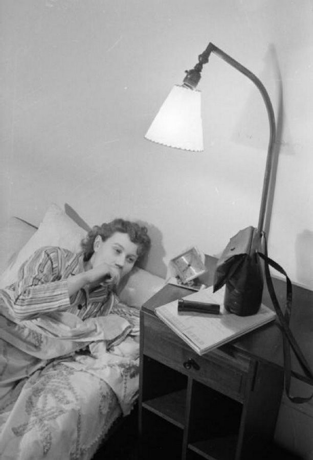 Героиня репортажа – миссис Олив – каждый день встает в семь утра. Рядом с кроватью сумка с документами и фонарик на случай бомбардировки.