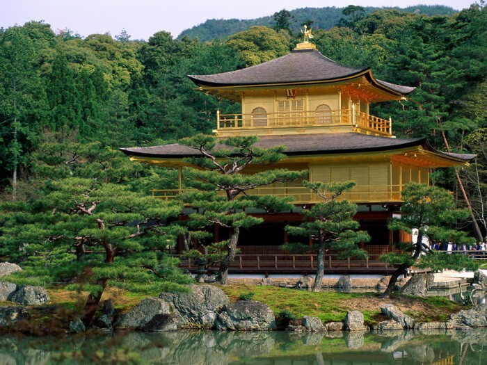 14. Храм Кинкакудзи в Киото.