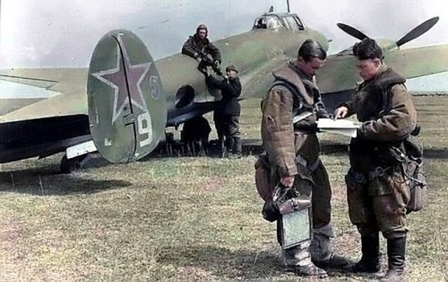  Пилот и штурман советского пикирующего бомбардировщика Пе-2 обсуждают предстоящий боевой вылет. 
