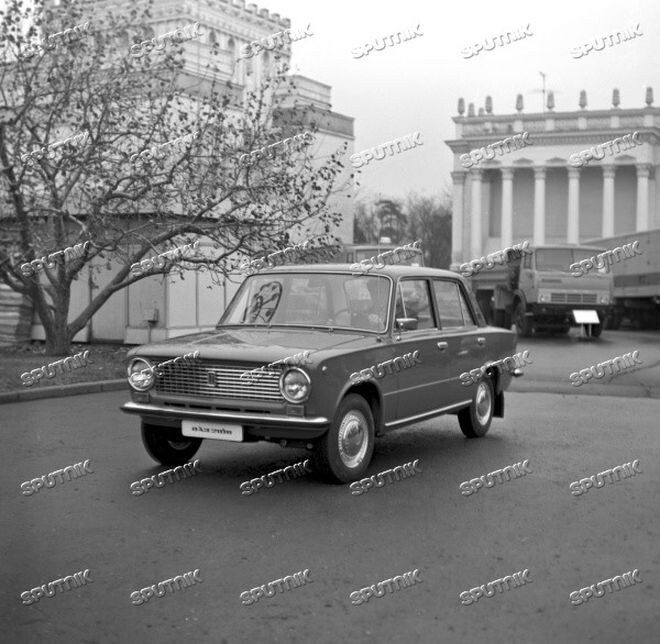 Легковой автомобиль ВАЗ-21011 "Жигули"