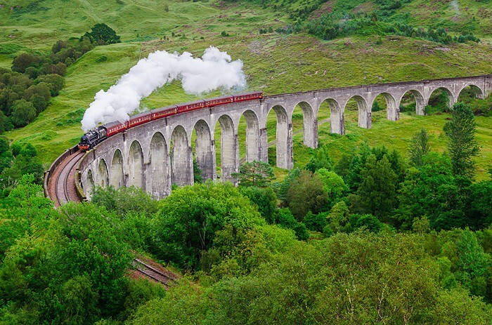 15. Один из самых красивых железнодорожный мостов - Glenfinnan Viaduct.