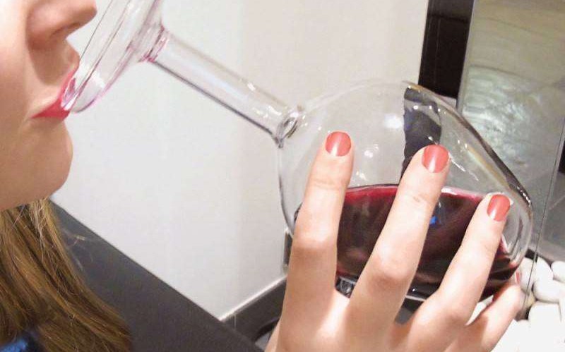 Забудьте о бокалах без ножек: вот новый тренд среди любителей хорошего алкоголя