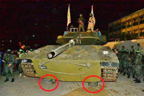 Исламисты Хамаса вышли на парад с танком, который оказался из фанеры...