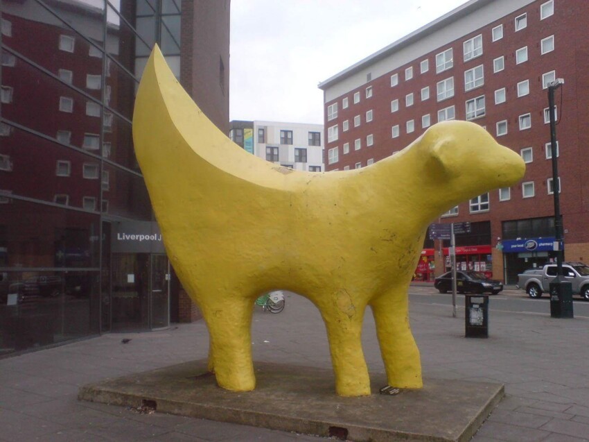 Странная скульптура банана-собаки в Ливерпуле 