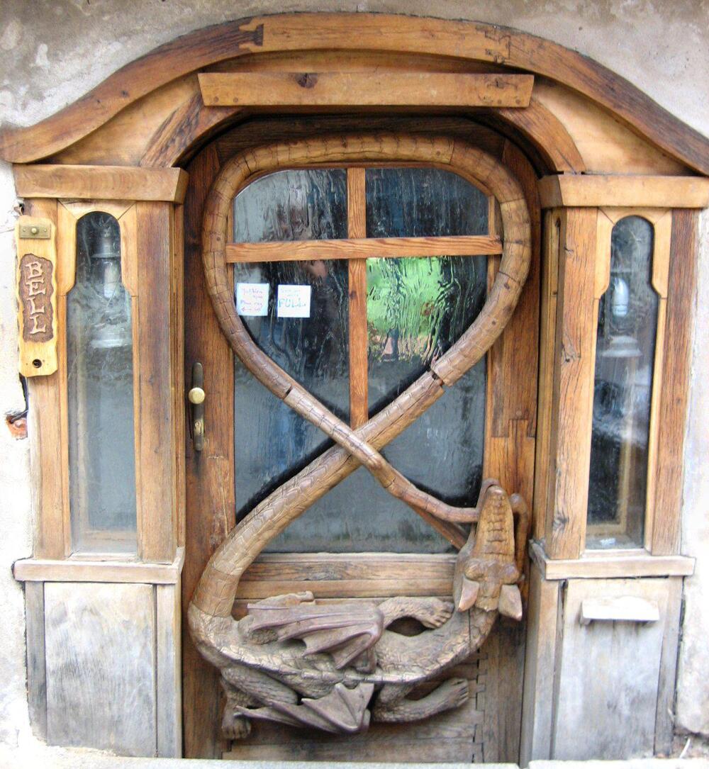 Оригинальная дверь в чешском баре 