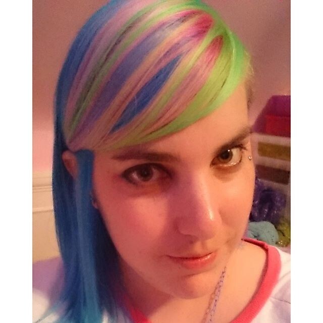 Новый тренд в Instagram*: девушки красят челки в радужные цвета