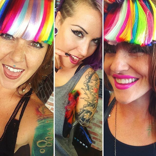 Новый тренд в Instagram*: девушки красят челки в радужные цвета