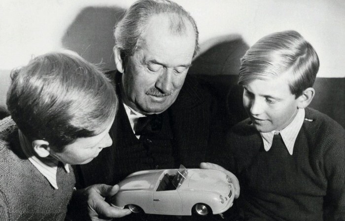 5. Porsche начинал с разработки двигателей